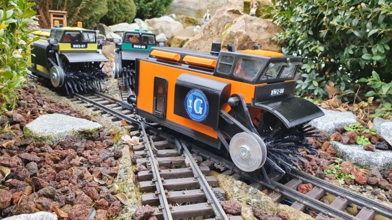 Der Bürstenwagen reinigt die Außenstrecken der Gartenbahn