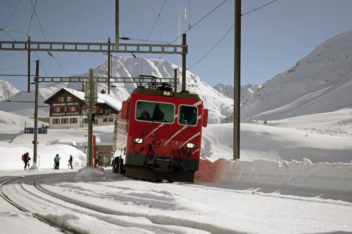 Die unbekannte Lok verlässt den Bahnhof Oberalppass in Richtung Andermatt.