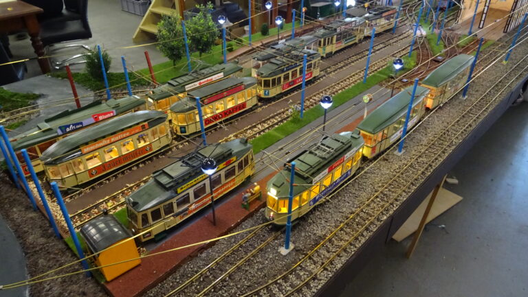 Fahrbetrieb auf LGB Modellstraßenbahn im Hannoverschen Straßenbahnmuseum