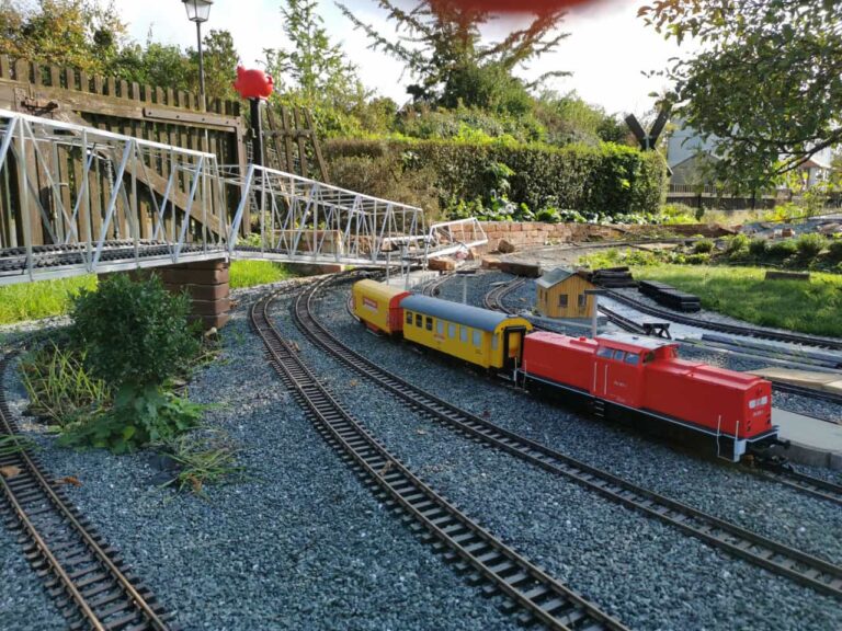 Junger Autofahrer zerstört Teile einer Modelleisenbahnlandschaft