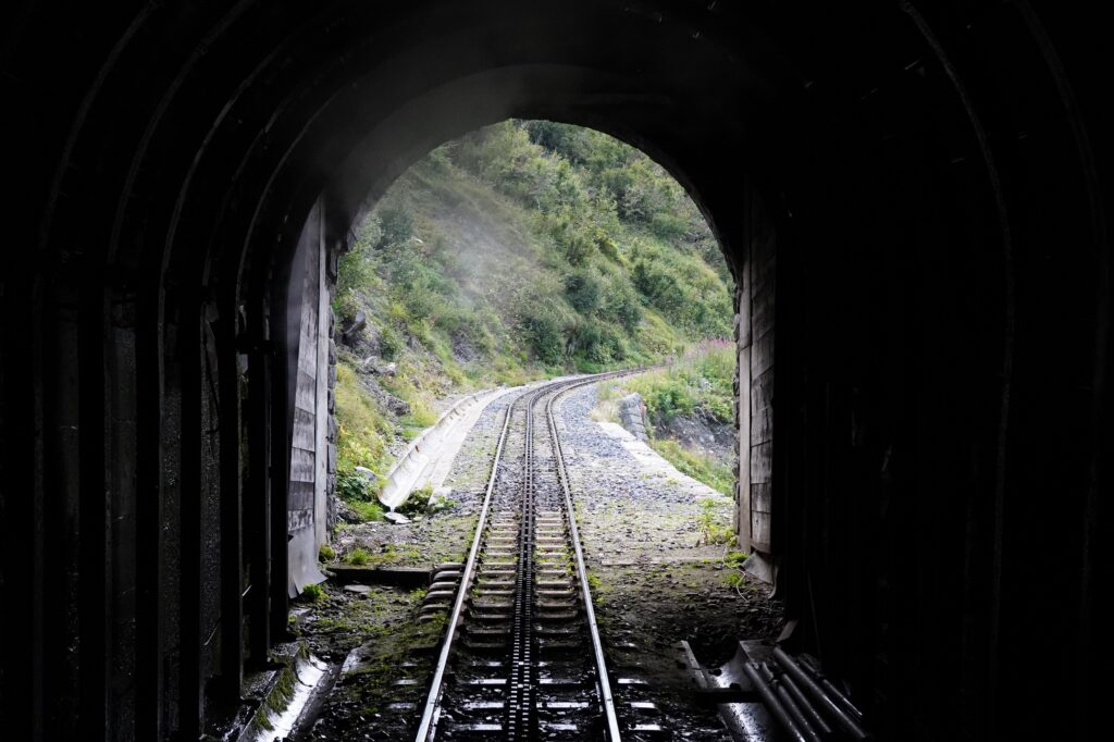 Ein Blick aus dem Tunnel auf die Strecke