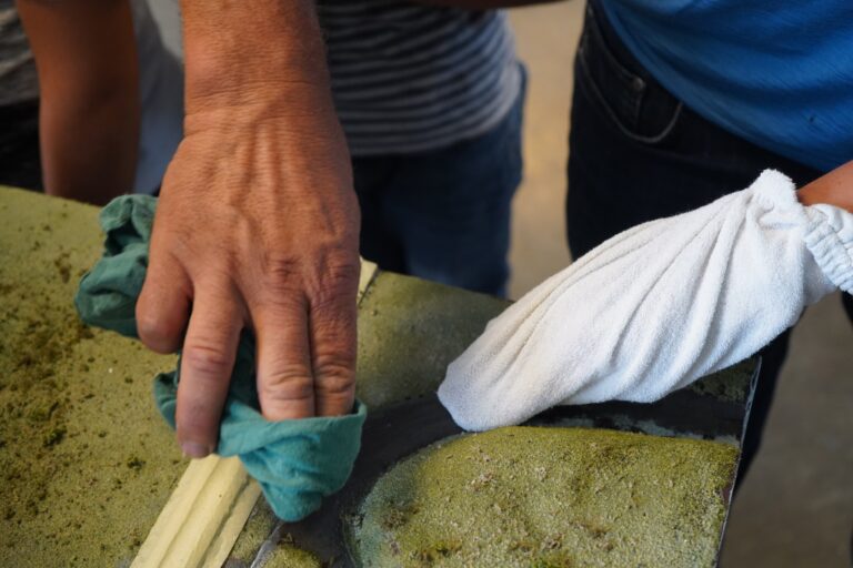 Ferienpasskinder helfen beim Bau vom Bahnhof Stugl-Stuls
