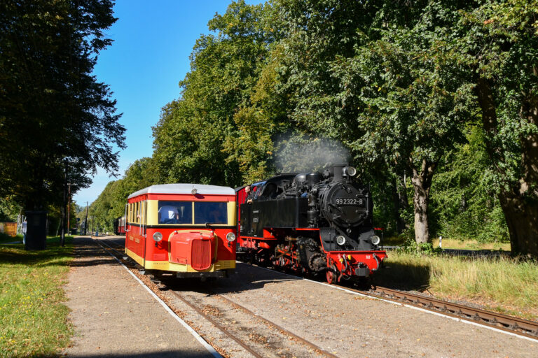 Über 500 km hat der Triebwagen T1 der Borkumer Kleinbahn, auch bekannt unter dem Namen Schweineschnäuzchen, zurückgelegt und ist nun für 10 Tage vom 21. September bis zum 01. Oktober 2023 im Schienennetz der Mecklenburgischen Bäderbahn Molli GmbH unterwegs.